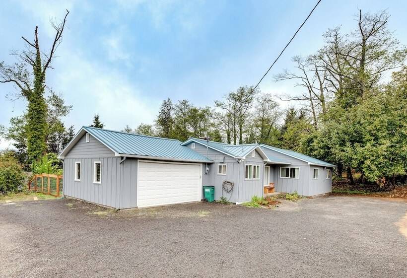 Bay City Retreat ~ 1/2 Mi To Local Beach!