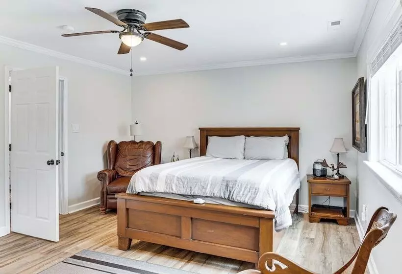 Charming Morehead City Home: 2 Mi To Beach Access