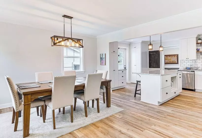 Charming Morehead City Home: 2 Mi To Beach Access