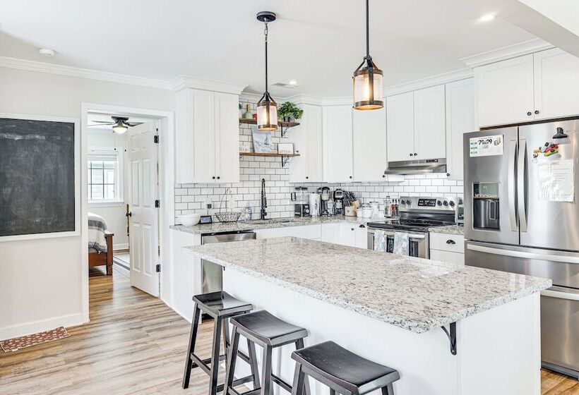 Charming Morehead City Home: 2 Mi To Beach Access