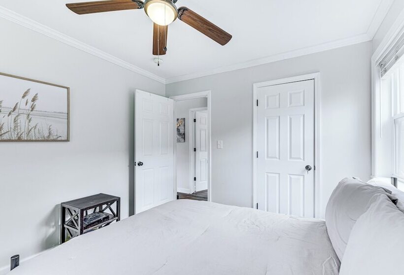 Charming Morehead City Home: 2 Mi To Beach Access