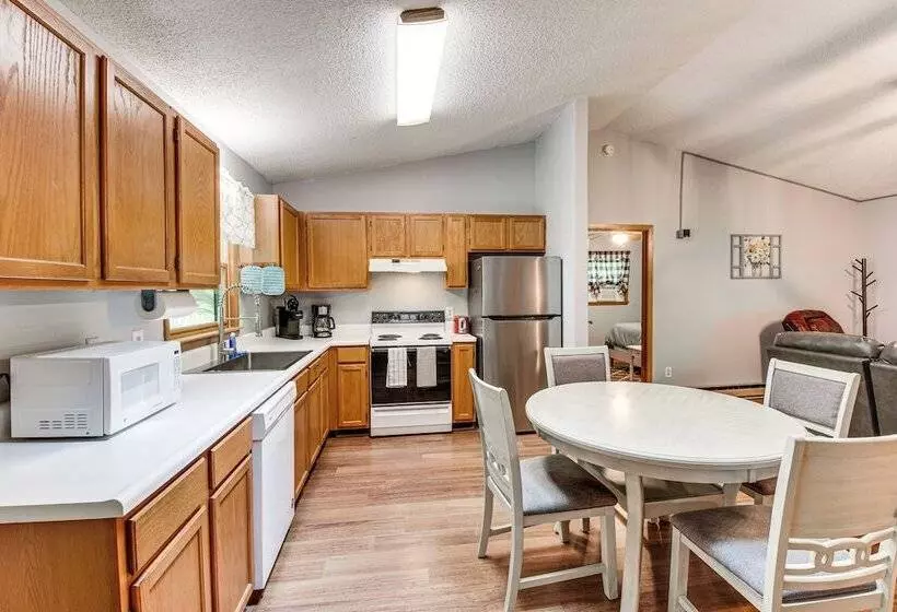 Cozy Franklin Retreat W/ Deck   5 Mi To Downtown!