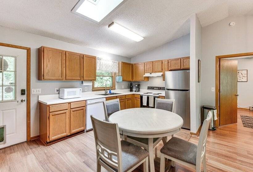 Cozy Franklin Retreat W/ Deck   5 Mi To Downtown!