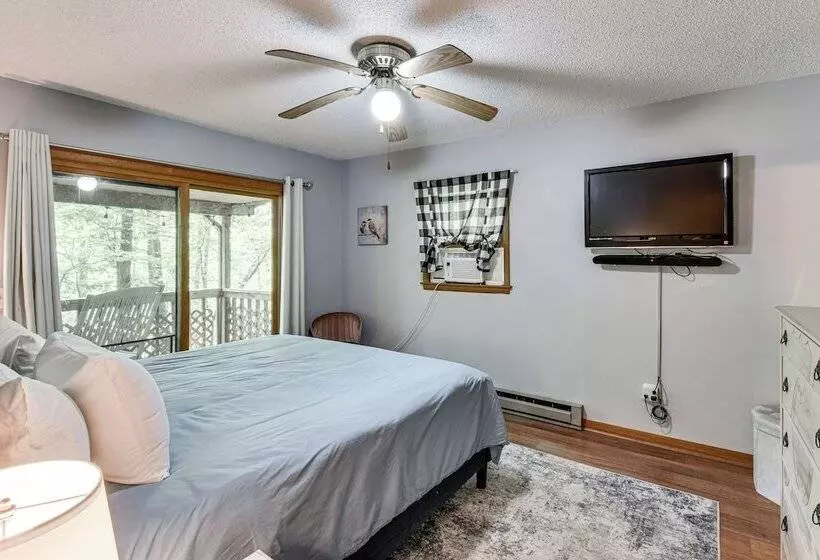 Cozy Franklin Retreat W/ Deck   5 Mi To Downtown!