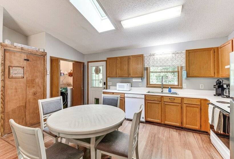 Cozy Franklin Retreat W/ Deck   5 Mi To Downtown!
