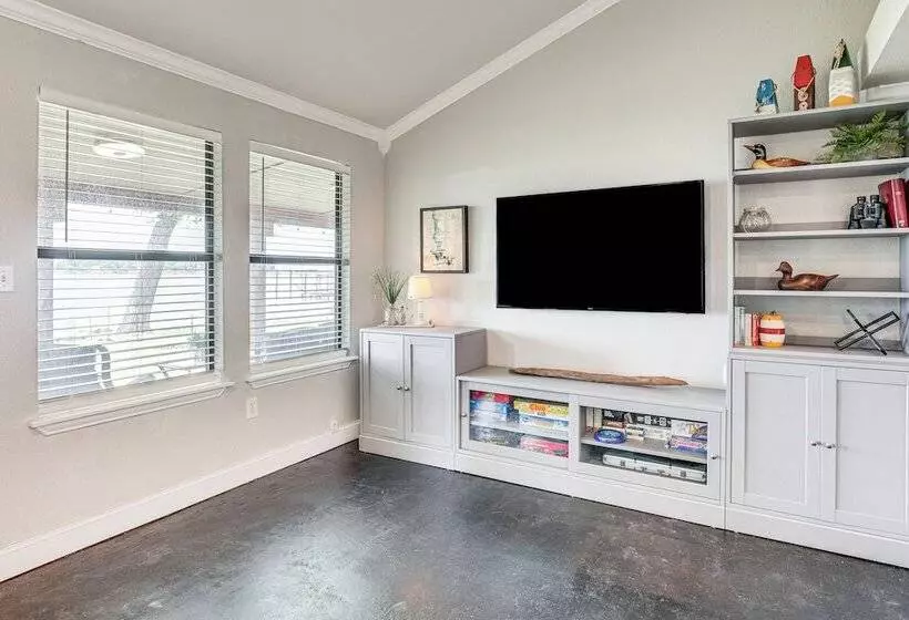 Private Dock & Deck: Eagle Mountain Lake Retreat!