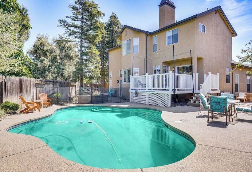 Expansive Tracy Home W/ Patio & Fire Pit!