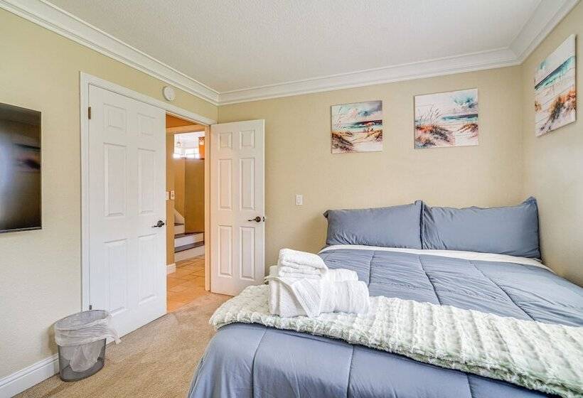 Expansive Tracy Home W/ Patio & Fire Pit!