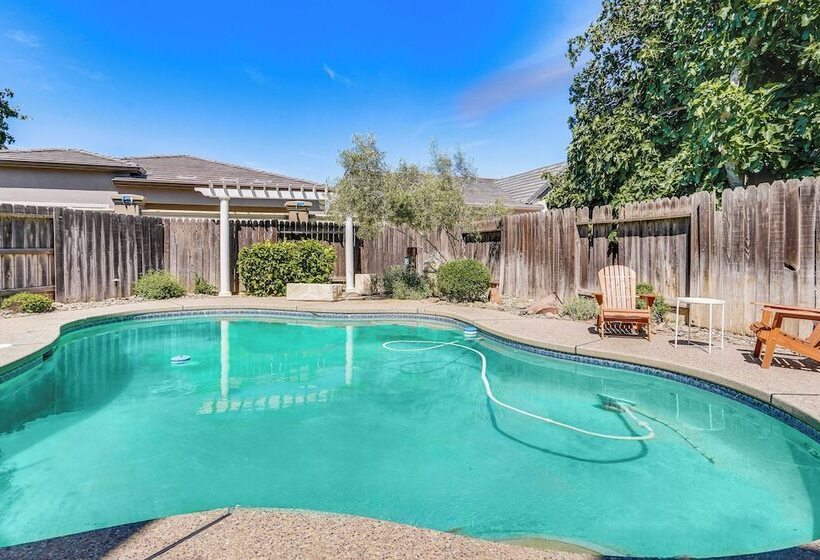 Expansive Tracy Home W/ Patio & Fire Pit!
