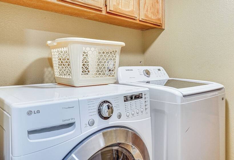 Expansive Tracy Home W/ Patio & Fire Pit!