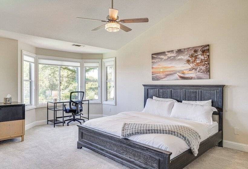 Expansive Tracy Home W/ Patio & Fire Pit!