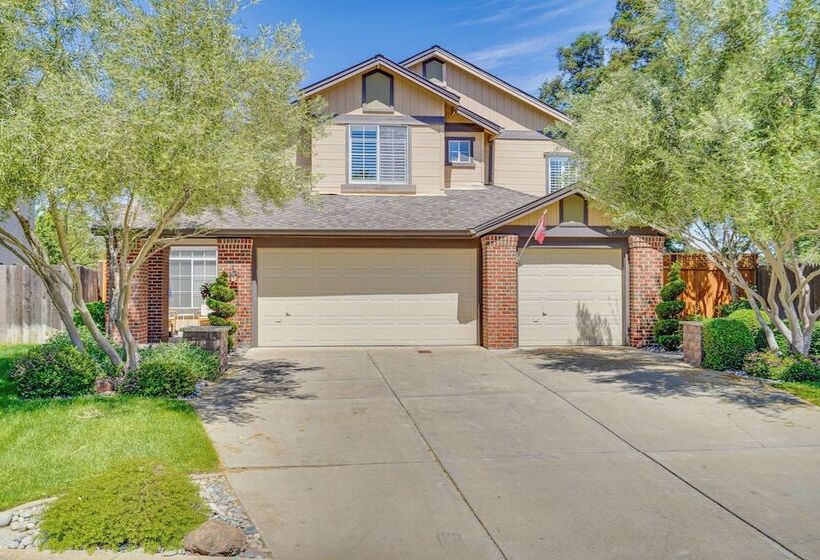 Expansive Tracy Home W/ Patio & Fire Pit!