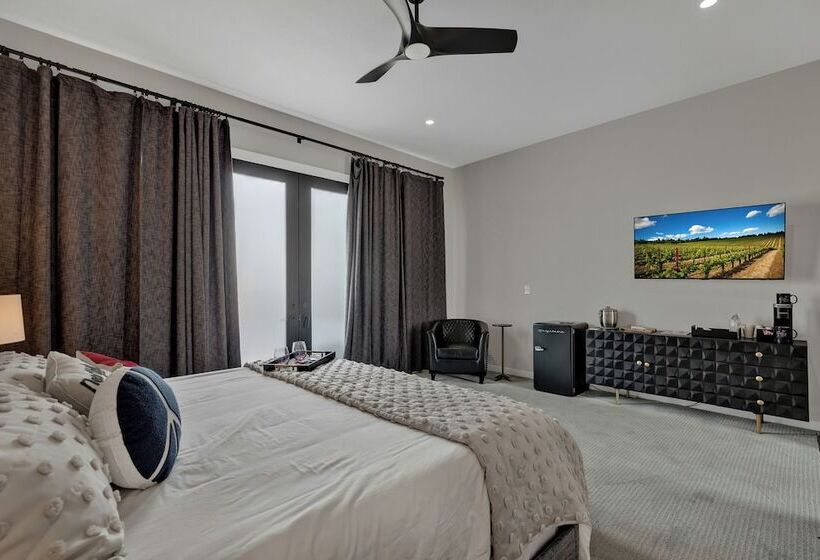 The Bentley Hotel   Bill Murray Room   Pool View