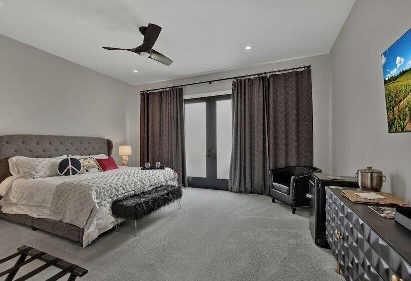 The Bentley Hotel   Bill Murray Room   Pool View