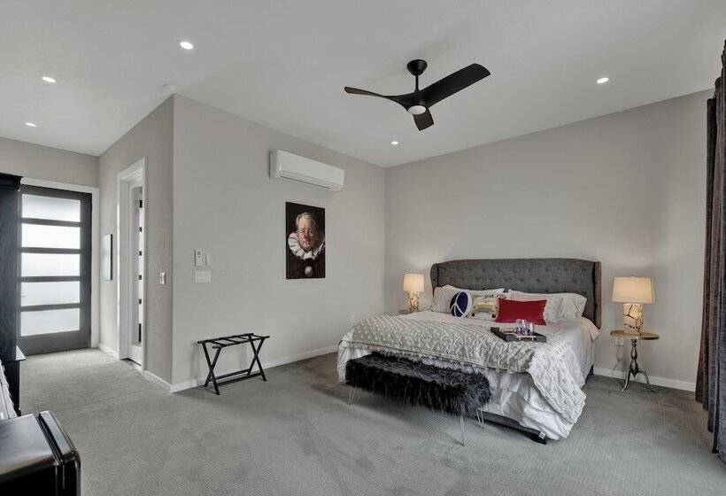 The Bentley Hotel   Bill Murray Room   Pool View