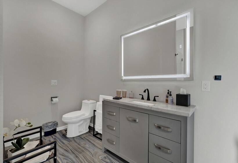 The Bentley Hotel   Bill Murray Room   Pool View