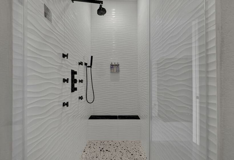 The Bentley Hotel   Bill Murray Room   Pool View