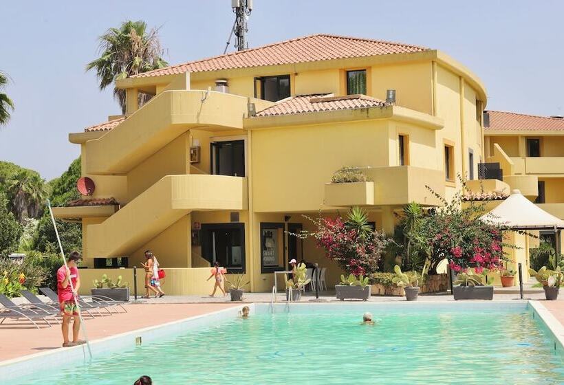 酒店 With Swmming Pool In Arborea Just 600 Meters From The Sea