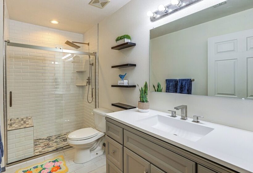 Idyllic Anthony Home: Riding Arena W/ Mirror Wall!