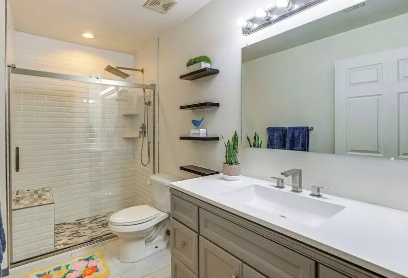 Idyllic Anthony Home: Riding Arena W/ Mirror Wall!