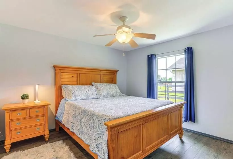 Idyllic Anthony Home: Riding Arena W/ Mirror Wall!