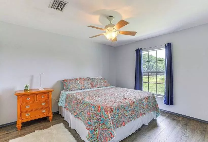 Idyllic Anthony Home: Riding Arena W/ Mirror Wall!