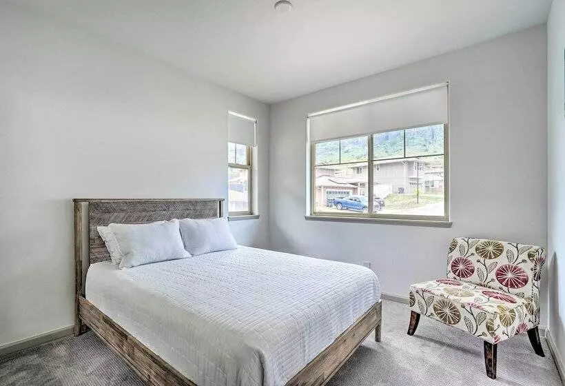 Modern Waianae Home W/ Mountain & Valley View