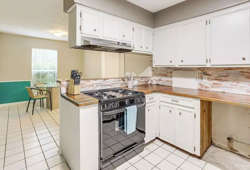Pearland Home W/ Patio, 21 Mi To Downtown Houston!