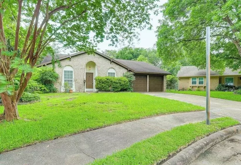 Pearland Home W/ Patio, 21 Mi To Downtown Houston!