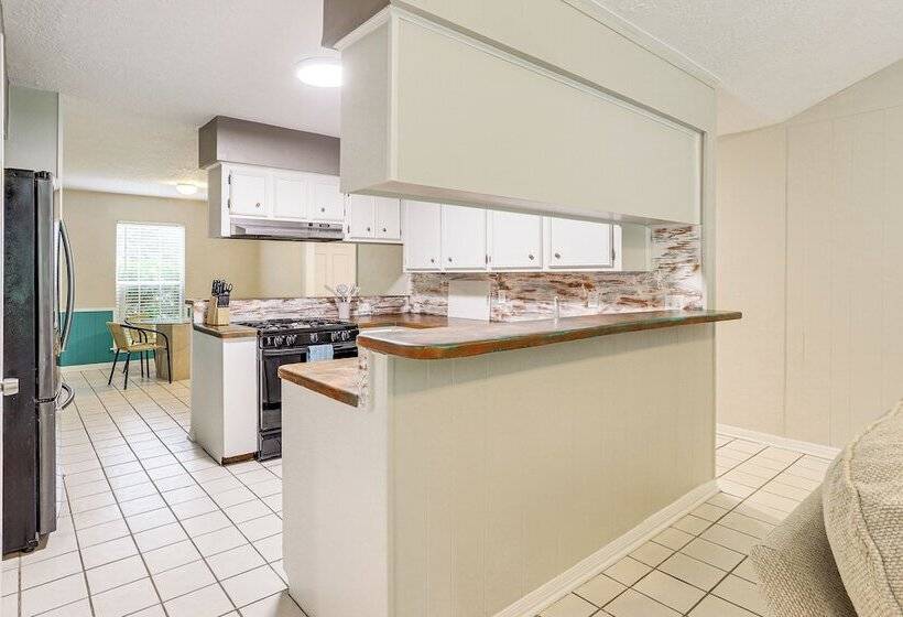 Pearland Home W/ Patio, 21 Mi To Downtown Houston!