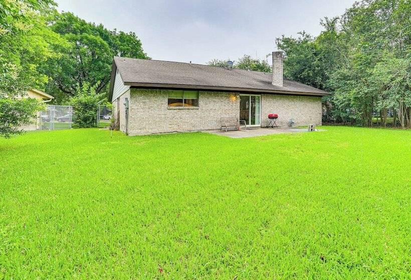 Pearland Home W/ Patio, 21 Mi To Downtown Houston!