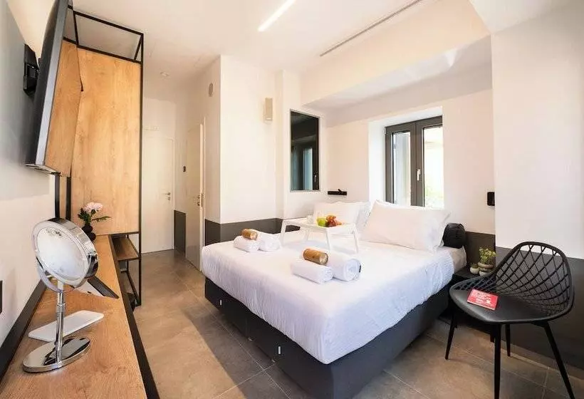 ペンション Cardamilia Suites