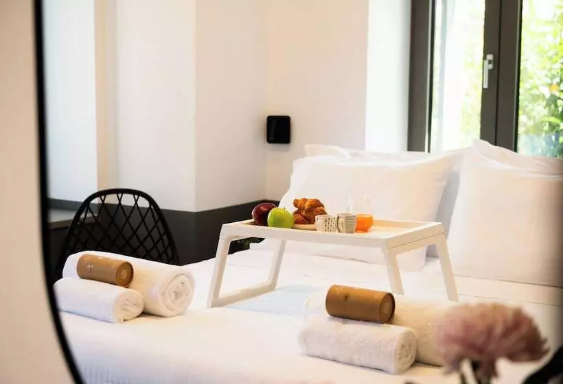 ペンション Cardamilia Suites