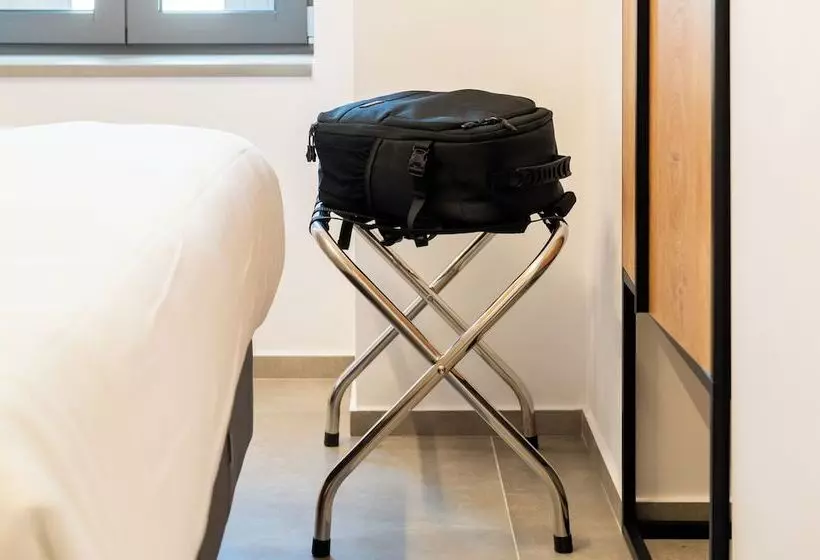 ペンション Cardamilia Suites