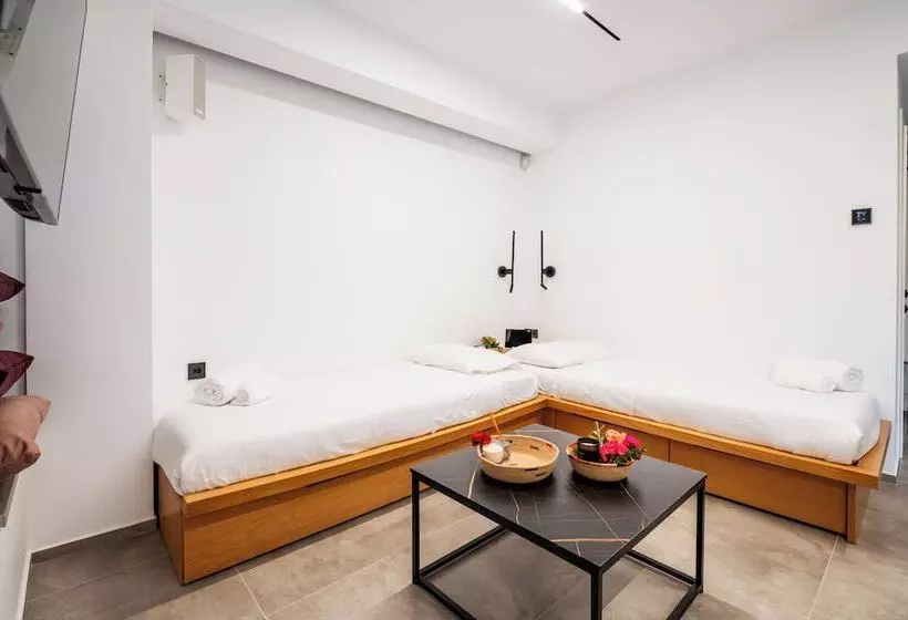 ペンション Cardamilia Suites