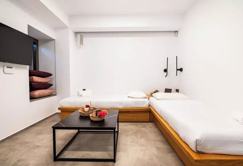 ペンション Cardamilia Suites