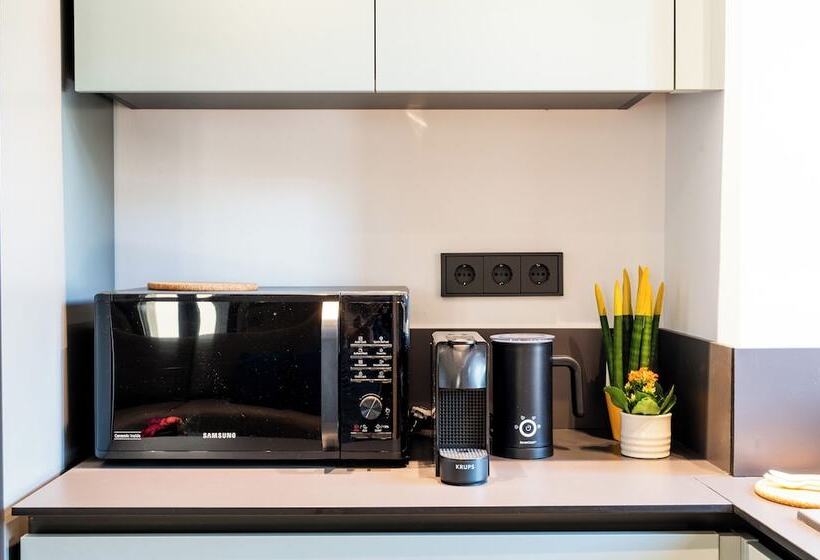 ペンション Cardamilia Suites