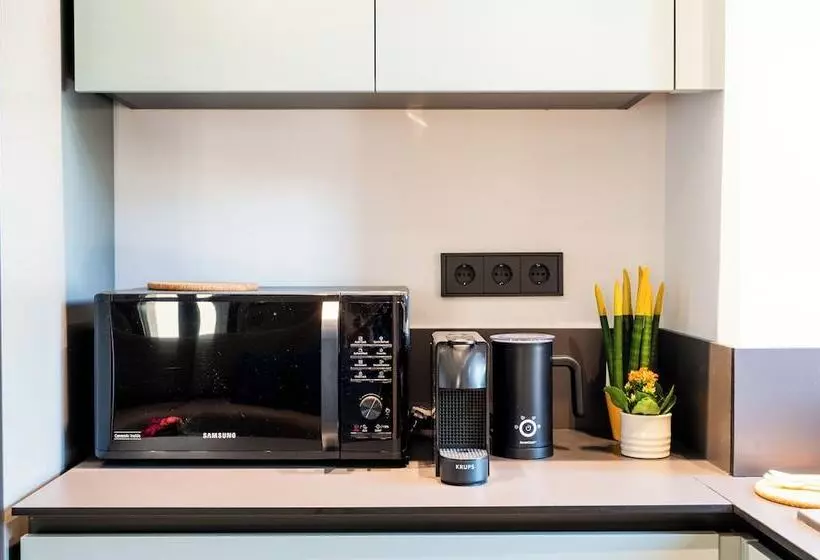 ペンション Cardamilia Suites