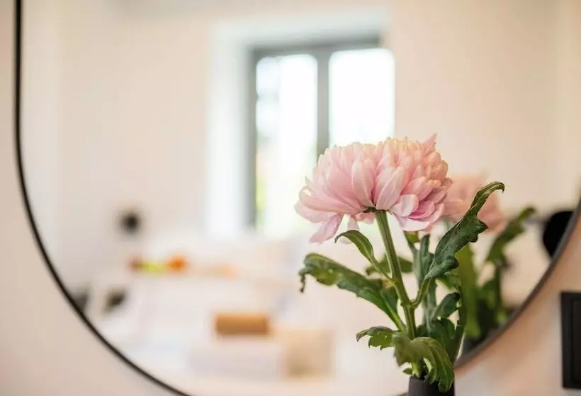 ペンション Cardamilia Suites