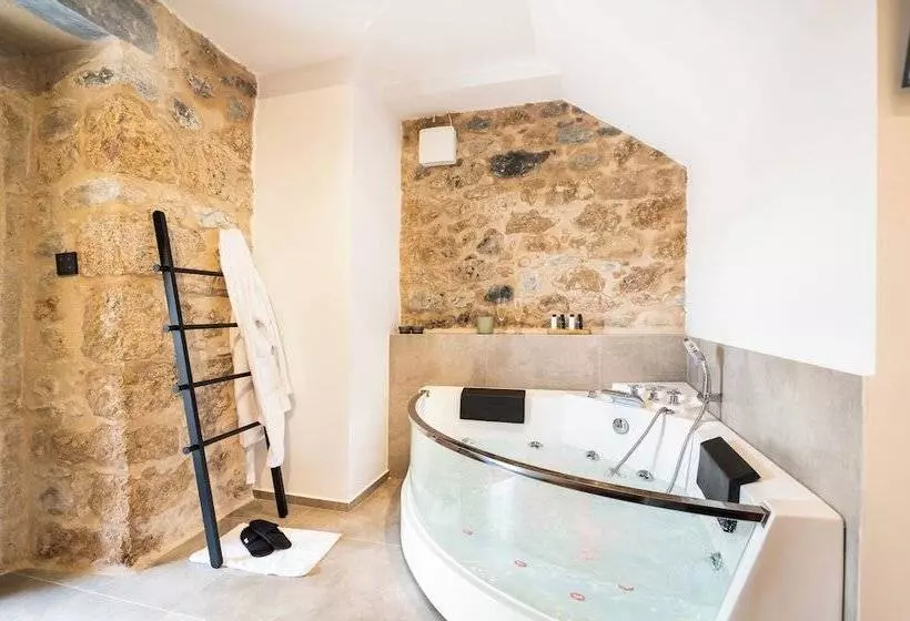 ペンション Cardamilia Suites