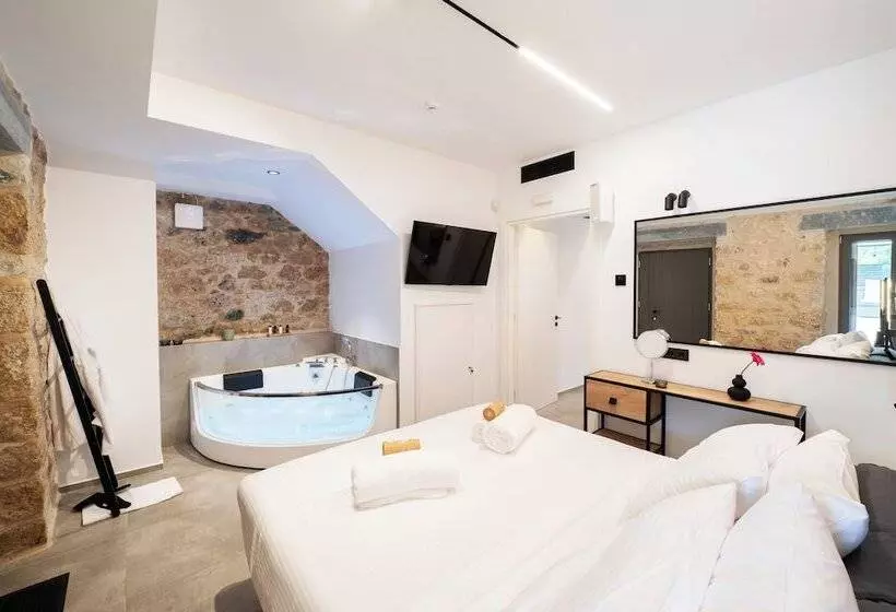 ペンション Cardamilia Suites