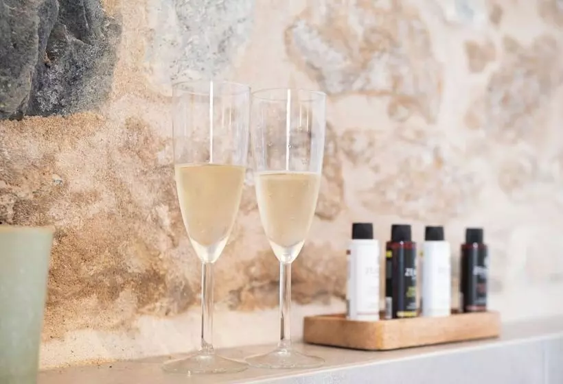 ペンション Cardamilia Suites