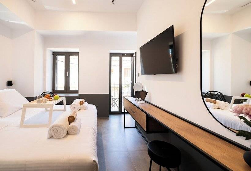 ペンション Cardamilia Suites