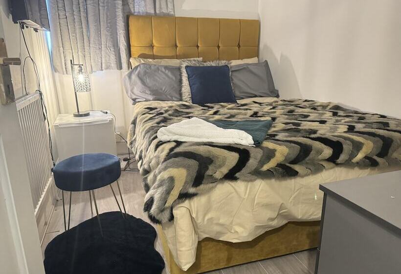 דירת נופש Sheffield   House   Sleeps 5   Parking   Garden