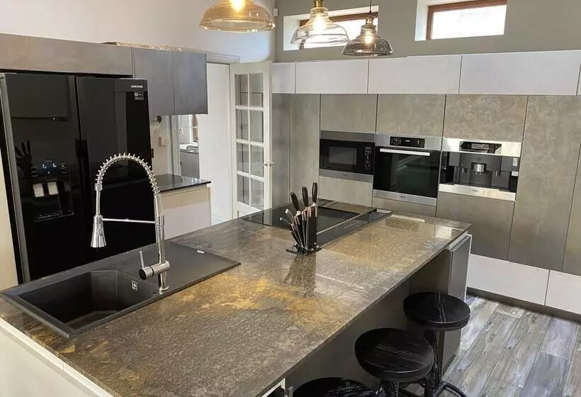 Residenssi Seaside Retreat At Port Talbot