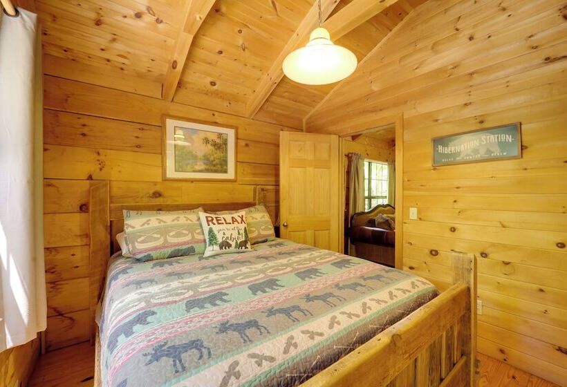 Hot Tub & Deck: Secluded Marion Cabin