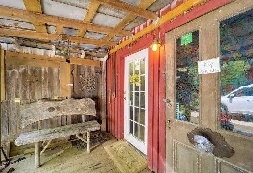 Hot Tub & Deck: Secluded Marion Cabin