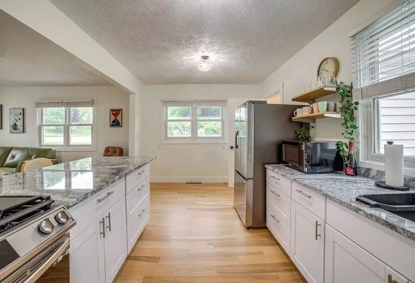 Serene South Haven Retreat W/ Deck: 1 Mi To Dtwn!