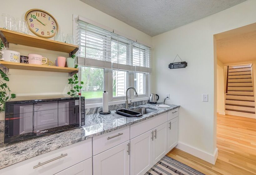 Serene South Haven Retreat W/ Deck: 1 Mi To Dtwn!