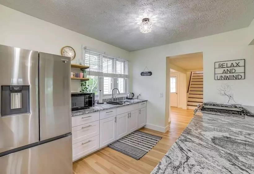 Serene South Haven Retreat W/ Deck: 1 Mi To Dtwn!